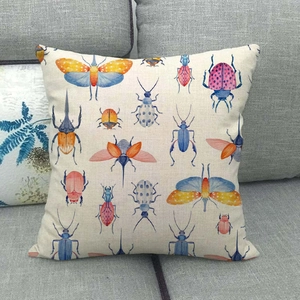 Détail macro d'une housse de coussin en lin avec motifs d'insectes aquarelle colorés