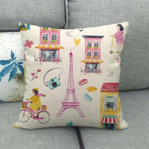 Détail de housse de coussin en lin avec illustration de Paris dessinée à la main sur canapé