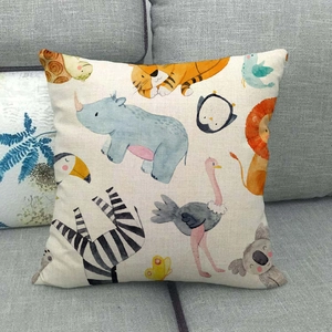 Vue détaillée de la texture du lin et des motifs animaux de dessin animé sur la housse