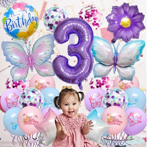 Détail du kit de ballons papillon 3 ans avec chiffre en aluminium et motifs latex