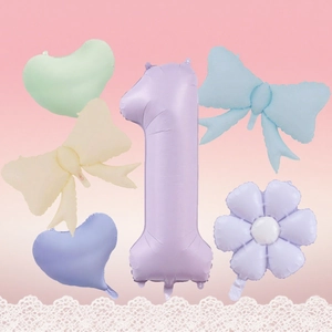 Detalle de globo de aluminio morado número 1 con decoraciones de fiesta corazón y lazo