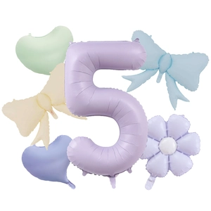 Detalle de globos macaron con el número 5 violeta, lazos, corazones y formas de margaritas