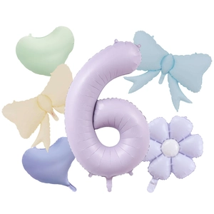 Detalle del set de globos número 6 púrpura macaron con decoraciones de lazo, corazón y flor