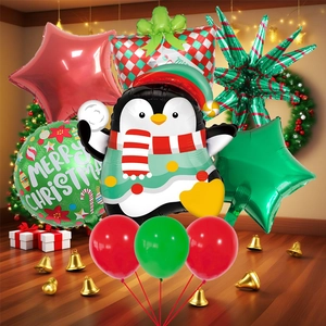 Détail de l'ensemble de ballons de Noël avec pingouin et étoiles pour déco de fête