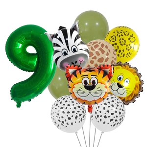 Décoration jungle avec grand ballon chiffre 9 vert et ballons animaux de safari