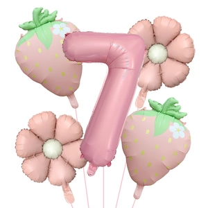 Détail du ballon chiffre 7 rose avec décorations de fête fraises et fleurs marguerites