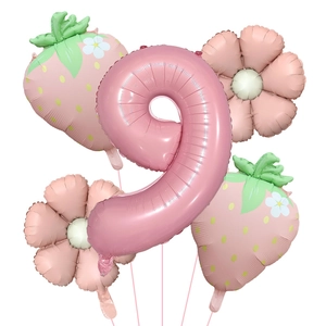 Détail de ballons en aluminium rose numéro 9, fraise et fleur pour décoration