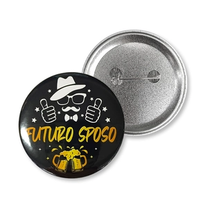 Detailed front and back view of Futuro Sposo tinplate badge for groom bachelor party