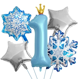 Detailset aus blauen Schneeflocken und silbernen Sternenfolienballons zum 1. Geburtstag