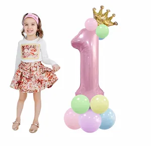 Rosa Nummer 1 Ballonsäule mit goldener Krone und Makronen-Ballons zum ersten Geburtstag