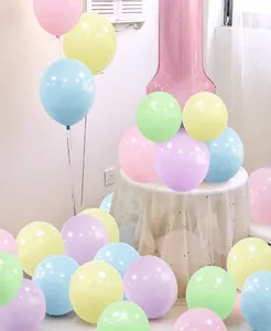 Detail von Macaron-Pastellballons in Rosa, Blau und Lila für Geburtstagsdekorationen