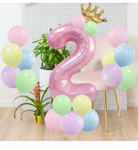 Rosa 2er Zahlenballon mit Goldkrone und Macaron-Luftballons für die Geburtstagsdekoration