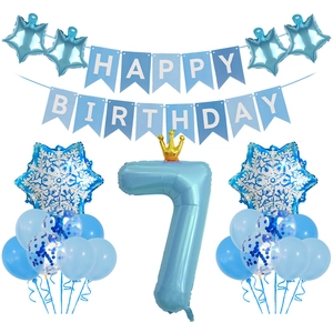Nahaufnahme von blauem 7. Geburtstag Ballon Set mit Schneeflocken und goldener Krone