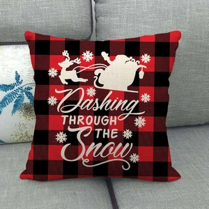Détail de la housse de coussin de Noël à carreaux avec imprimé rennes Dashing Through The Snow
