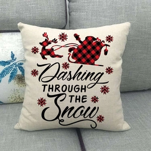 Détail de la housse de coussin de Noël en lin avec cerf à carreaux et motif flocon de neige