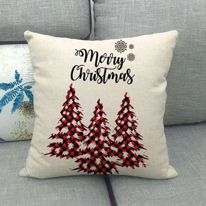 Détail de la taie d'oreiller en lin avec sapins à carreaux rouges et vœux de Noël