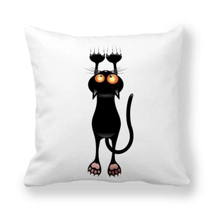 Détail de la taie d'oreiller en peau de pêche avec motif de chat noir de dessin animé