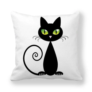Détail de la taie d'oreiller montrant un chat noir dessin animé avec yeux verts et tissu doux
