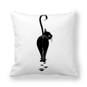 Détail de la taie d'oreiller en peau de pêche blanche avec motif de chat noir mignon