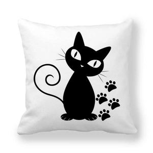Gros plan du tissu peau de pêche avec motif de chat noir et empreintes de pattes