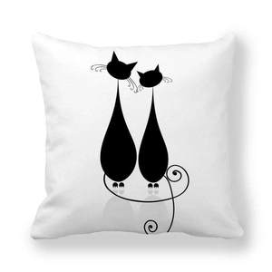 Détail d'une taie d'oreiller carrée avec illustration de silhouettes de chats noirs