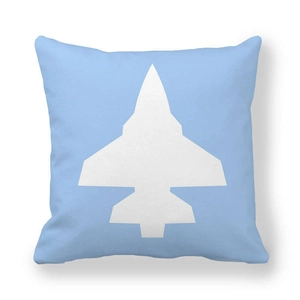 Primer plano de funda de cojín azul claro con silueta impresa de avión de combate blanco