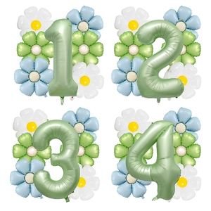 Globos numéricos verde salvia mate con margaritas para fiesta de cumpleaños
