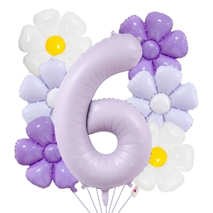 Détail d'un ballon chiffre 6 violet mat de 40 pouces avec décorations de marguerites