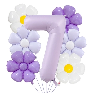 Gros plan du ballon chiffre 7 violet mat entouré de ballons en forme de marguerites