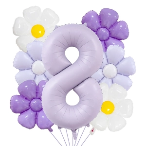 Détail du ballon chiffre 8 violet mat 40 pouces avec ballons marguerites pour fête