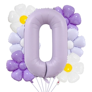 Détail du set de ballon chiffre 0 violet mat avec décorations florales de marguerites