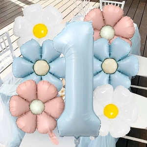Ballon chiffre 1 bleu mat et kit marguerites pour décoration de fête prénatale