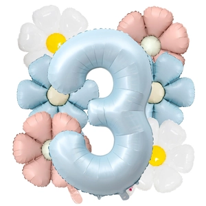 Détail du ballon chiffre 3 bleu mat entouré de ballons en aluminium marguerites colorés