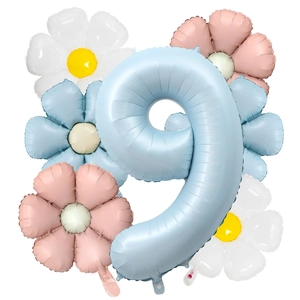 Détail d'un ballon chiffre 9 bleu mat avec décorations de petites marguerites colorées