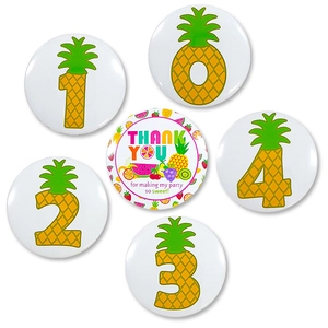 Detail set van 6 tinnen badges met fruit thema, ananas cijfers en dank u wel tekst voor feest