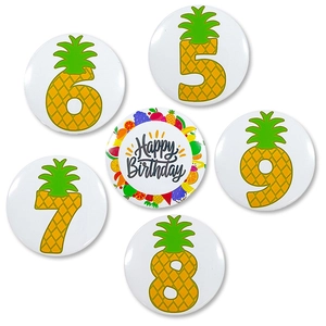 Detail van 6 ananas verjaardagsbadges met nummers 5-9 en de tekst Happy Birthday
