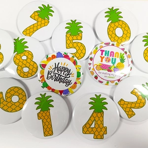 Detail van ananas verjaardag badges met Happy Birthday tekst en numerieke ontwerpen