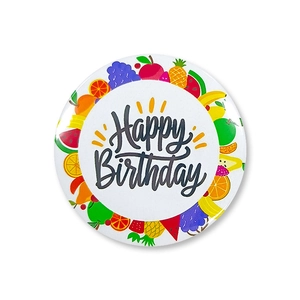 Detailopname van een verjaardagsspeldje met fruitmotieven en Happy Birthday tekst