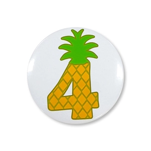 Detail van blikken badge nummer 4 met een creatief geel ananas fruitpatroon ontwerp