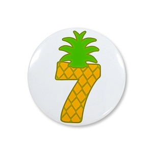 Detail van nummer 7 ananas blikken badge voor verjaardagsfeestjes in Hawaii-thema
