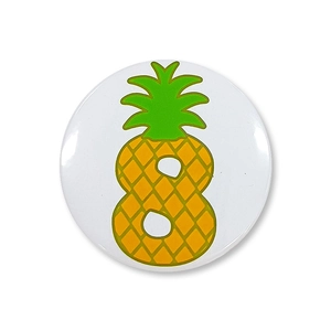 Detailopname van blikken badge met ananas nummer acht ontwerp in Hawaïaanse stijl