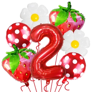Dettaglio macro del palloncino rosso numero 2 con decorazioni a fragola e margherita