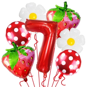 Dettaglio del set palloncini fragola con numero 7 rosso e accenti floreali di margherite