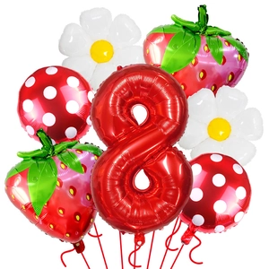 Dettaglio di palloncini a fragola, margherite e palloncino numero 8 rosso per feste