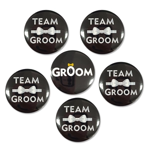 Set di cinque spille Team Groom per addio al celibato con dettagli grafici di papillon