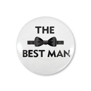 Dettaglio della spilla rotonda da matrimonio The Best Man con motivo a papillon nero