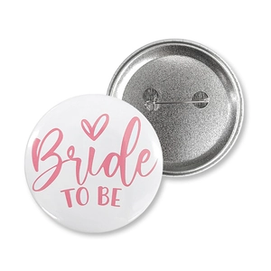 Vista dettagliata della spilla Team Bride con design frontale e chiusura posteriore