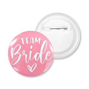 Dettaglio fronte e retro della spilla Team Bride rosa con chiusura di sicurezza