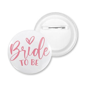 Dettaglio della spilla in banda stagnata Bride To Be bianca con spilla di sicurezza