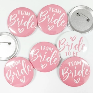 Dettaglio di 6 spille Team Bride in latta con chiusura a spilla di sicurezza